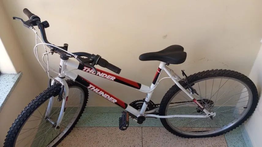Bicicleta Aro 24, com marchas, Thunder 18V (seminova)
