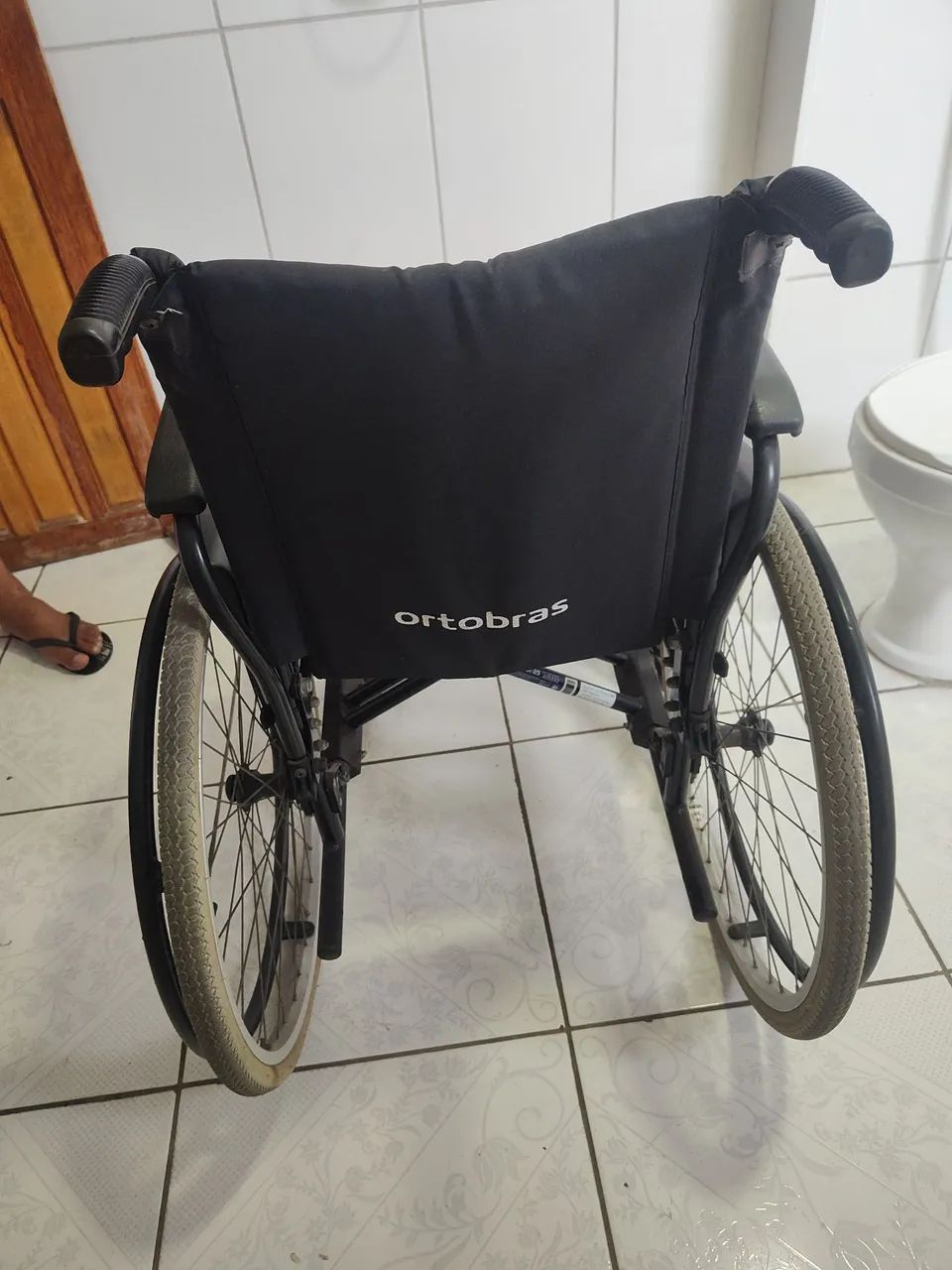 Cadeira de rodas ortobras de alumínio semi nova - Foto 4