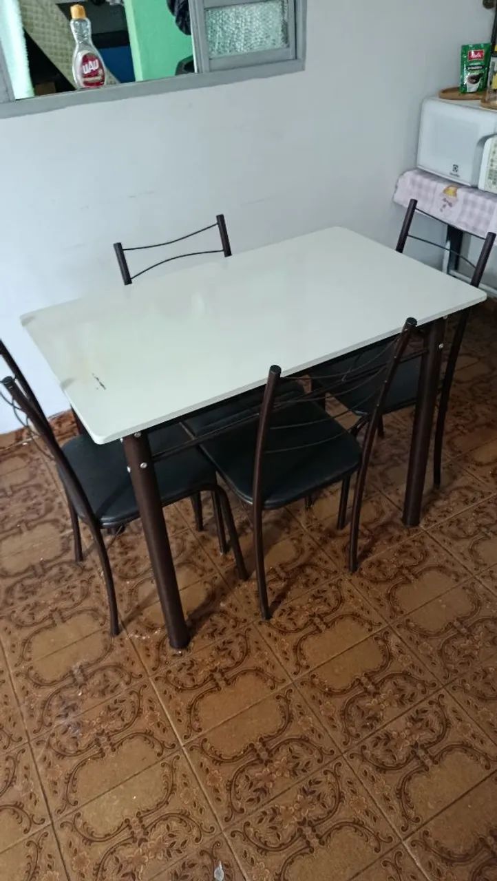 Mesa com 4 cadeiras 