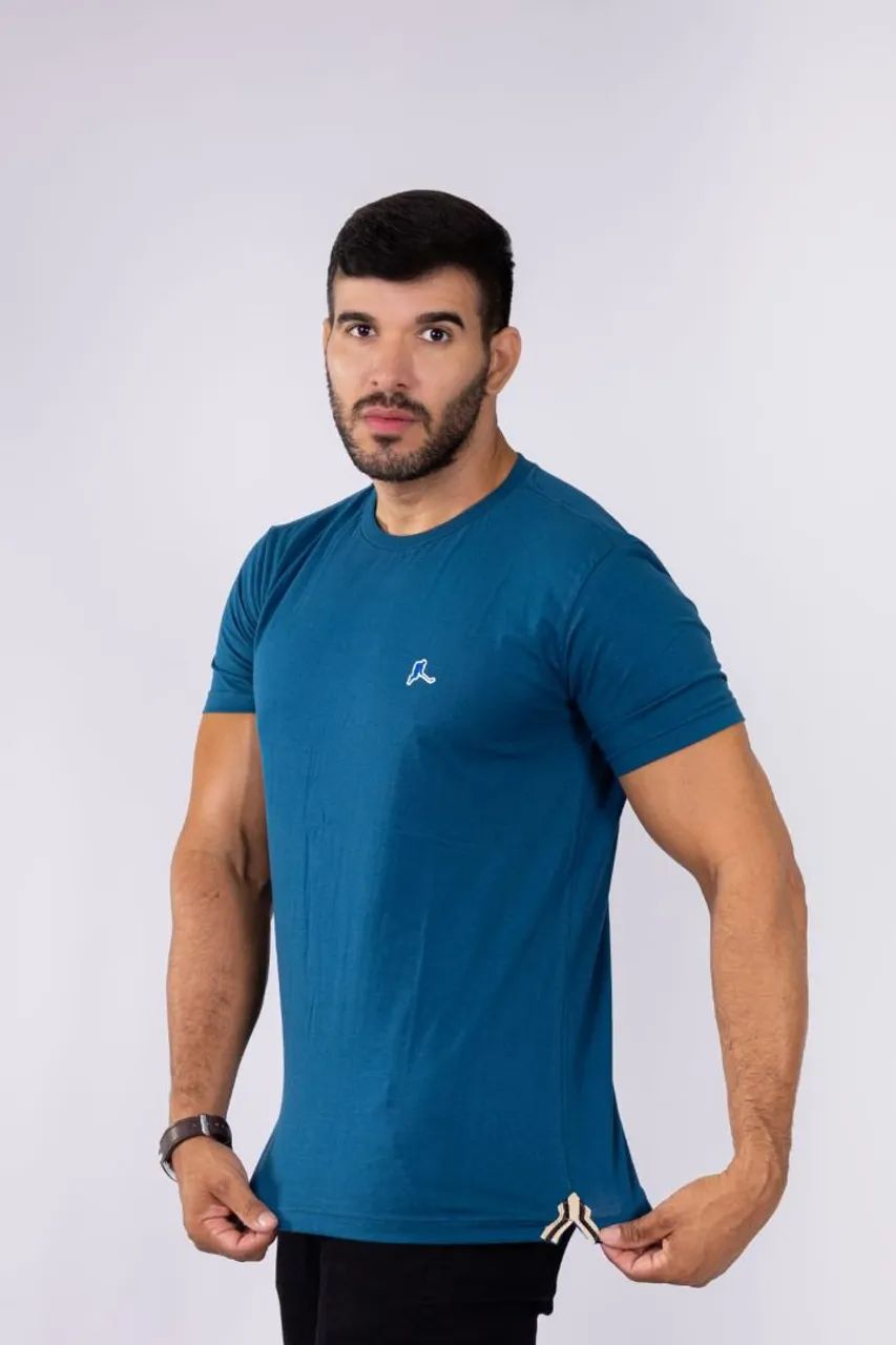 Camisa básica com abertura lateral 