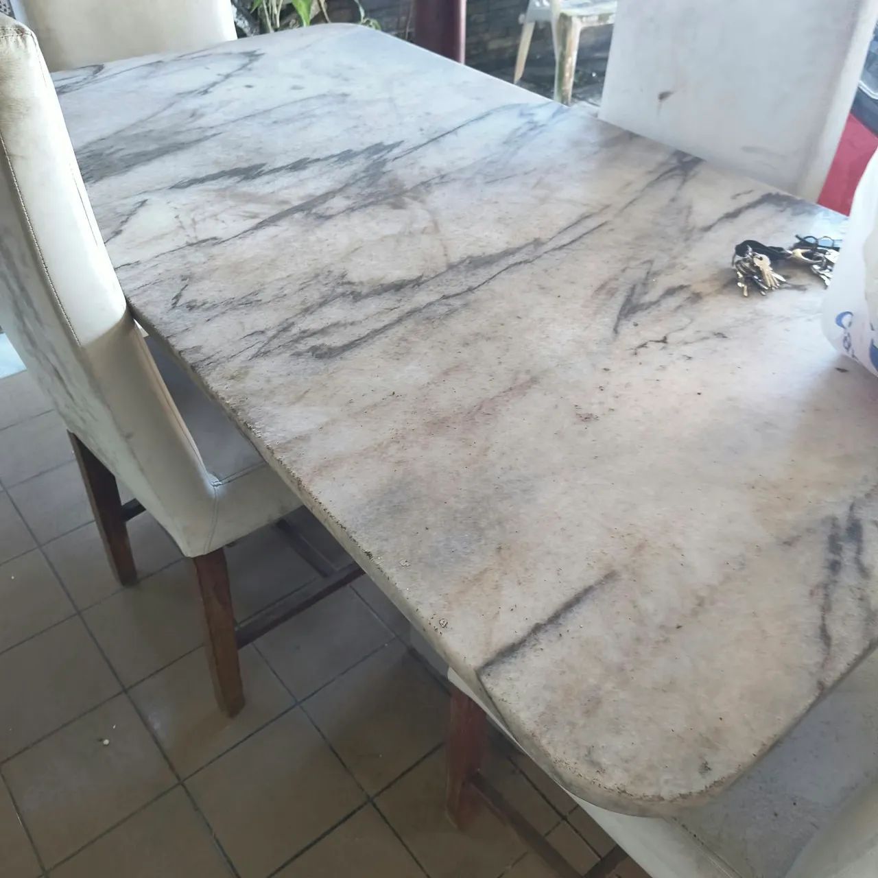 Mesa de mármore com 4 cadeiras 