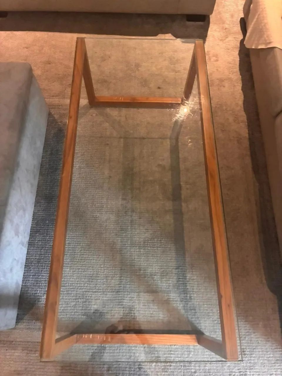 Mesa de centro em vidro e madeira