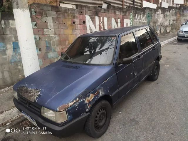 Carro semelhante ao Fiat Uno é cortado ao meio