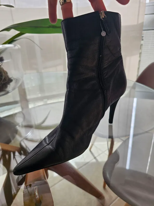 Bota couro DUMOND cano médio 37. Pelica. Muito macia. Muito nova