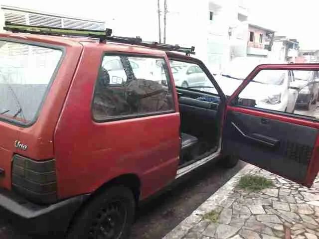 Carro semelhante ao Fiat Uno é cortado ao meio