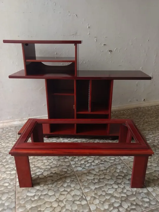 Rack de madeira com mesa de centro