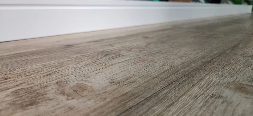 Piso vinilico em régua 1,20 x 0,18 tabaco rustico