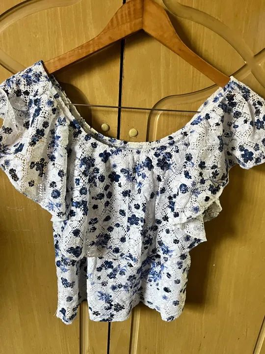 Blusa branca de renda com estampa floral