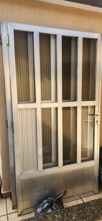 Portão de Alumínio com Vidro