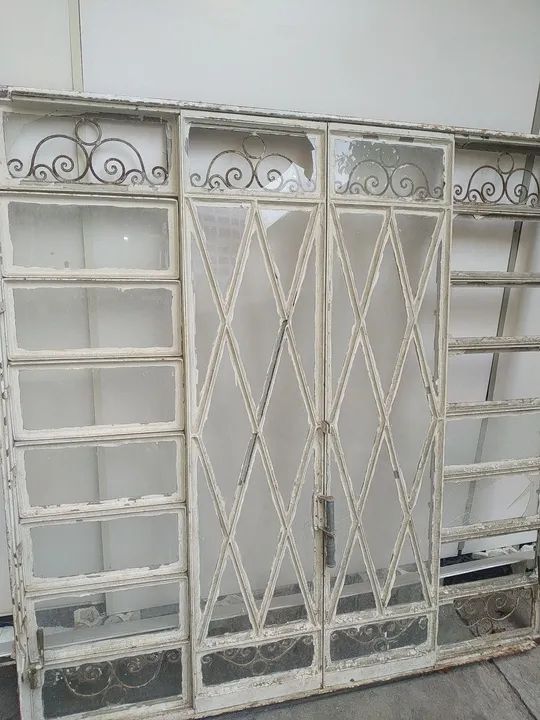 Janela de ferro com vidros decorativos - Foto 2