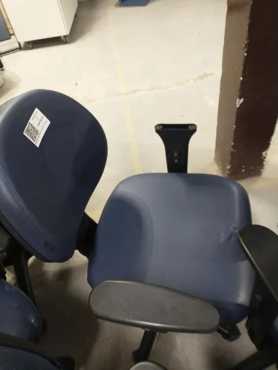 Cadeira de escritório giratória c/ rodas e c/ braços em Couro Ecológico / Aço Azul - Foto 4