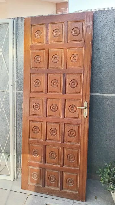 Vendo 2 portas com 2 grades medidas 2.10M altura - 80cm largura - Foto 2