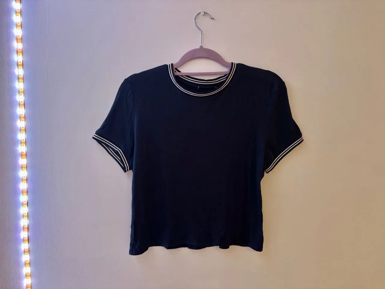 Camiseta básica azul marinho com detalhes - Foto 2