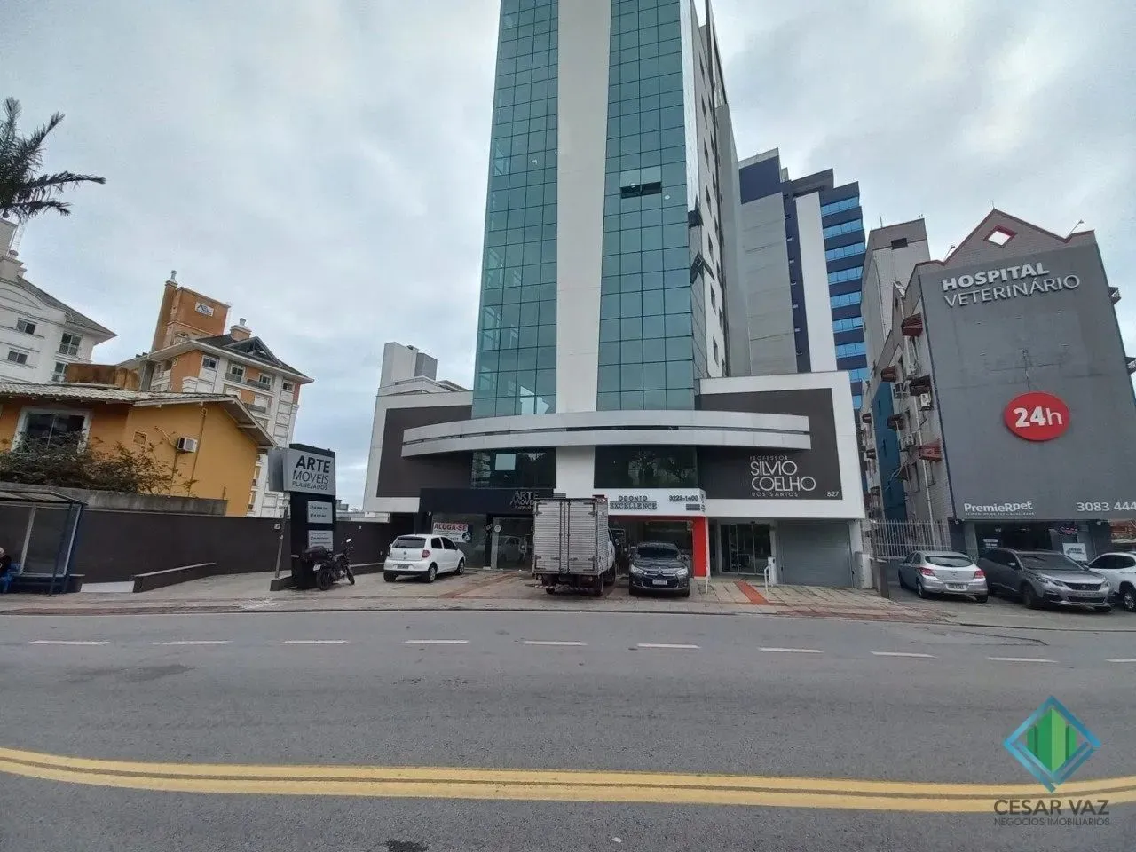 Salas comerciais, andar inteiro, a 10 minutos do Centro de Florianópolis.