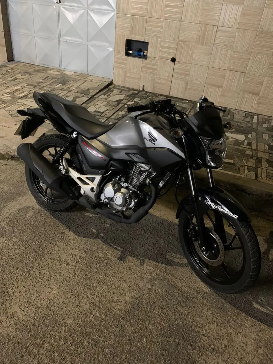 Moto nova de procedência, precisando do dinheiro pois vou morar em outra cidade