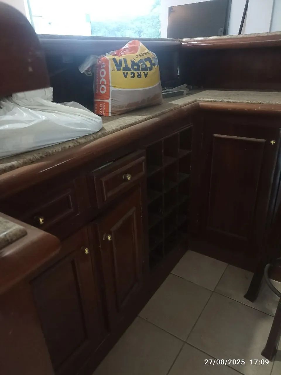 Bar todo em mogno com granito - Foto 4