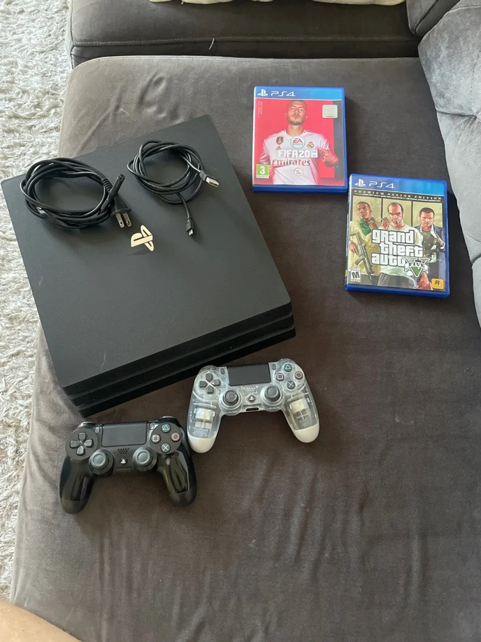 PS4 Pro 1TB 2 controles, 2 jogos, único dono.