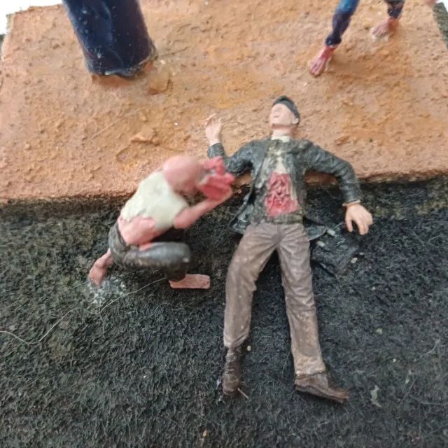 diorama de cena de ataque zumbi  - Foto 2