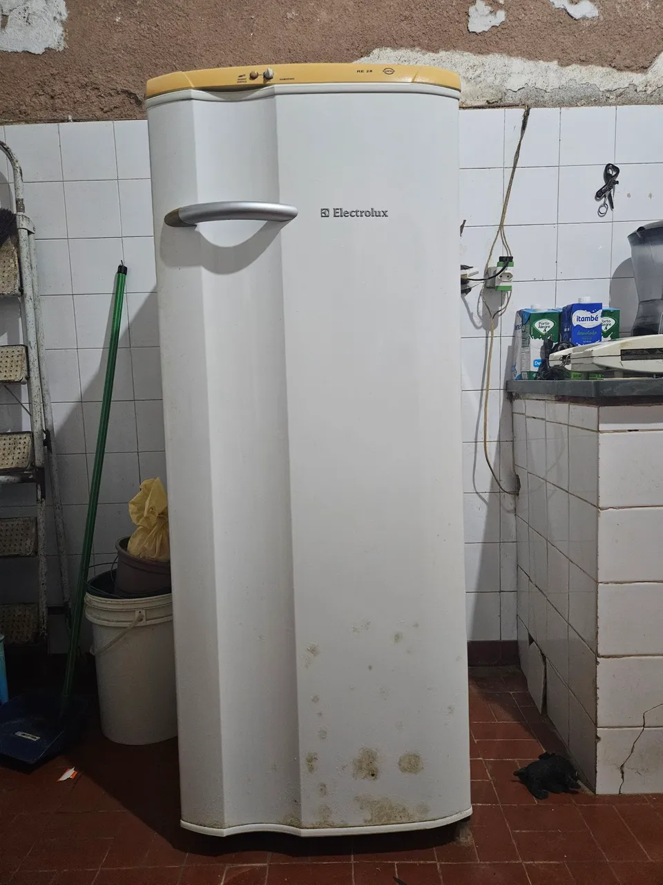 Geladeira Electrolux RE 28 - Usada