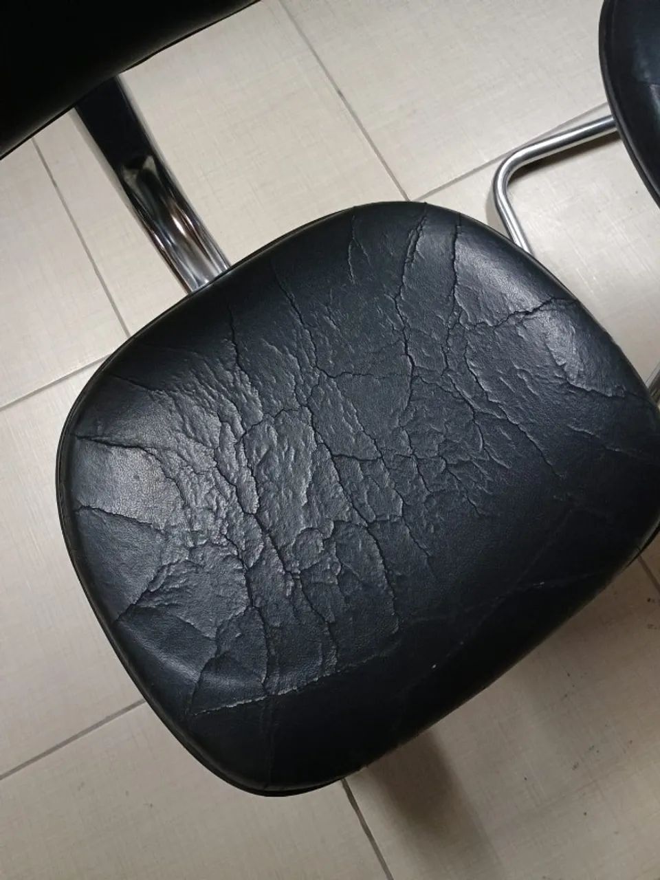Lote com 4 cadeiras p/ escritório fixa com pés de inox usada - Foto 5