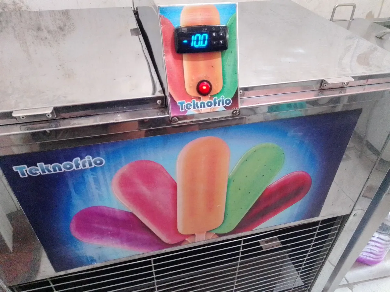 Máquina de fazer picolés Teknofrio com tanque de resfriamento.