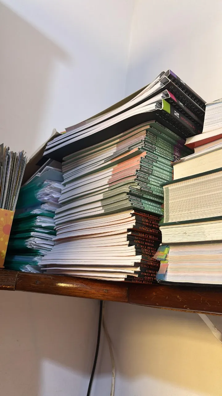 Vendo apostilas MED e intensivão R1 2024 - novas e seminovas (maioria nunca usada)