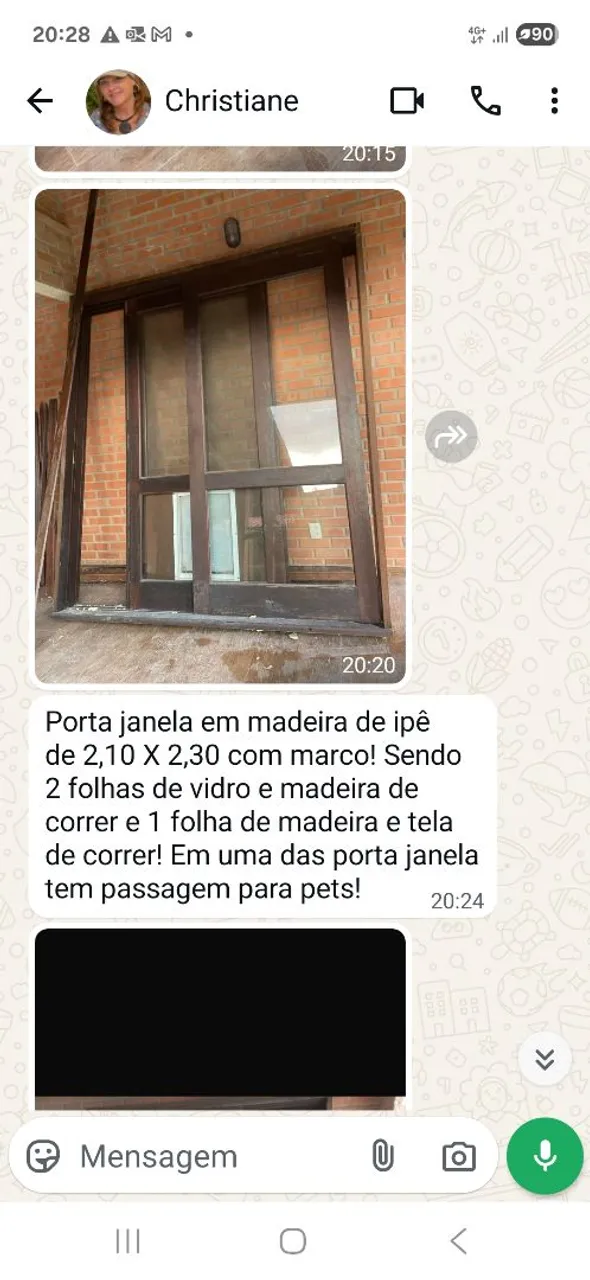 Porta janela de madeira ipê com passagem para pets