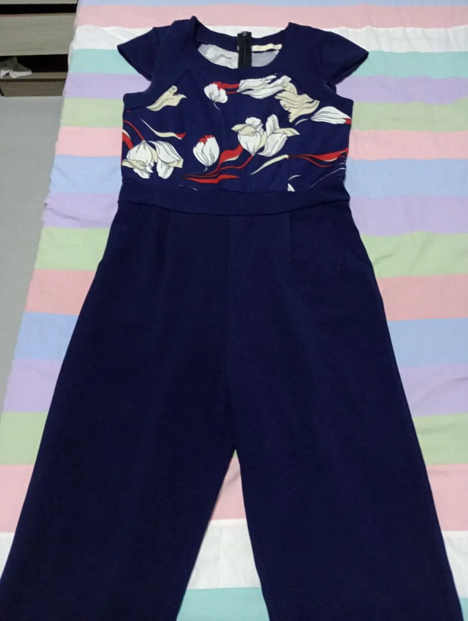 Macacão calça azul marinho floral