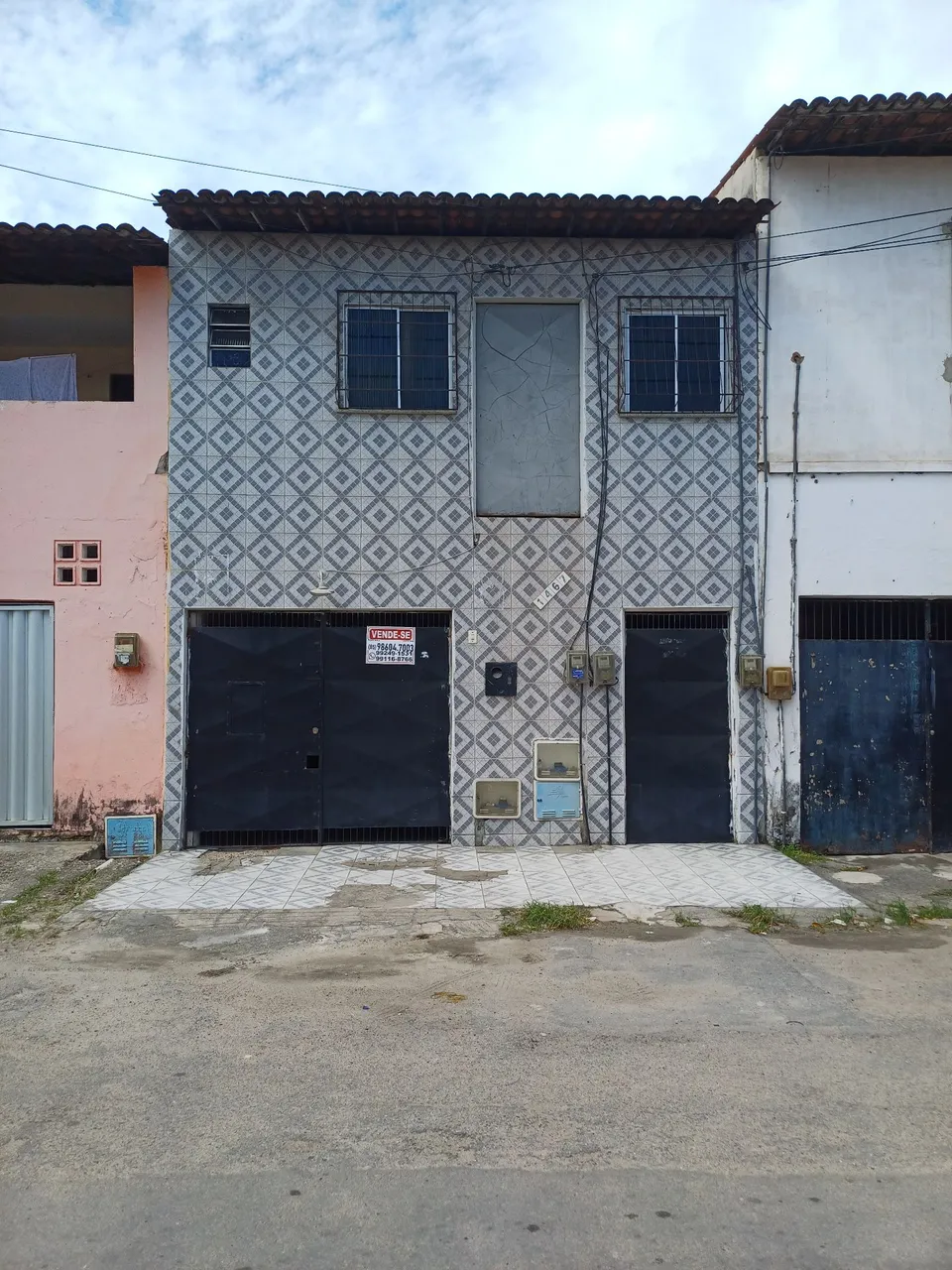 Vendo casa térreo com um kitnet em cima, mais um kitnet nos fundos na Aerolândia.