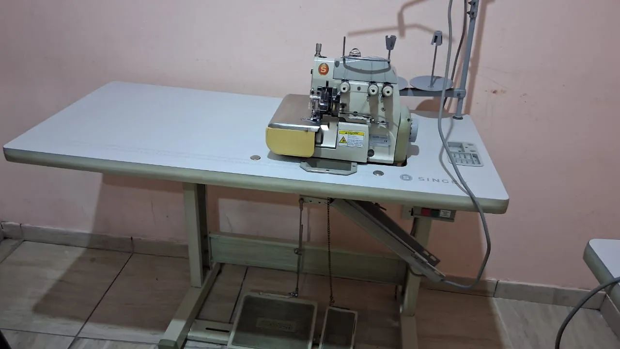 Vende máquina overlok singer - Foto 3