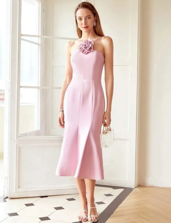 Vestido cor de rosa midi com detalhe em flor