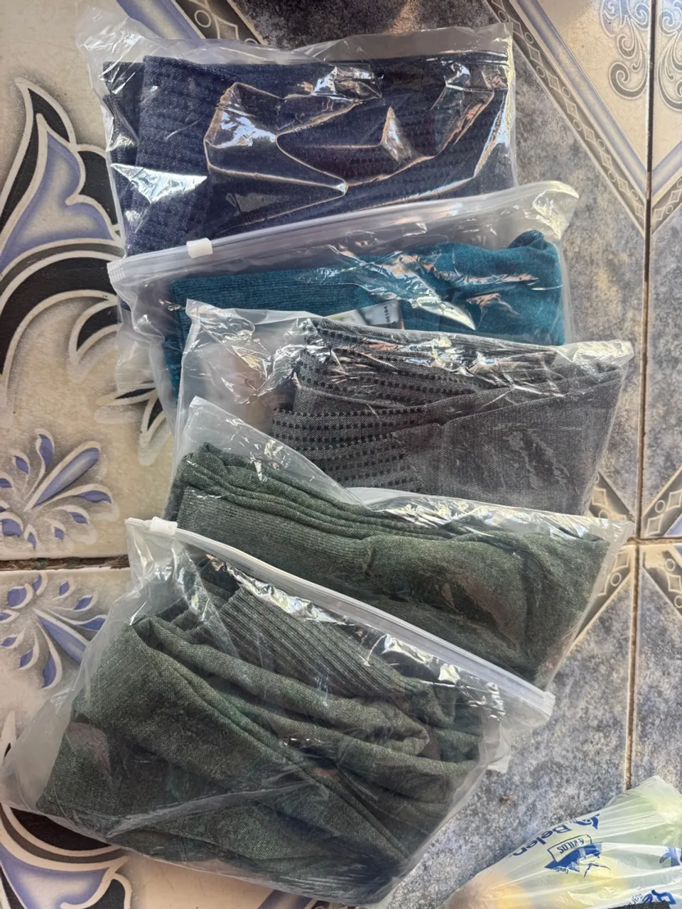 4 peças de roupa em saco plástico