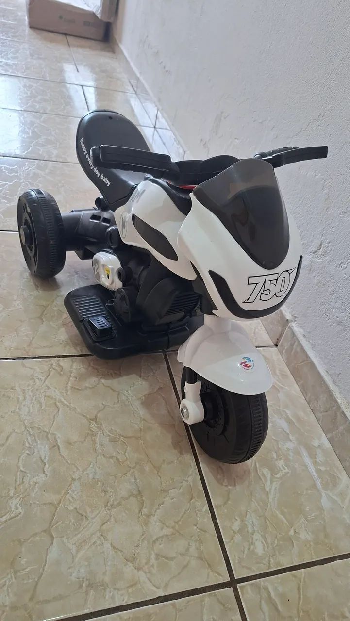 Moto elétrica, vai com carregador e toca música!