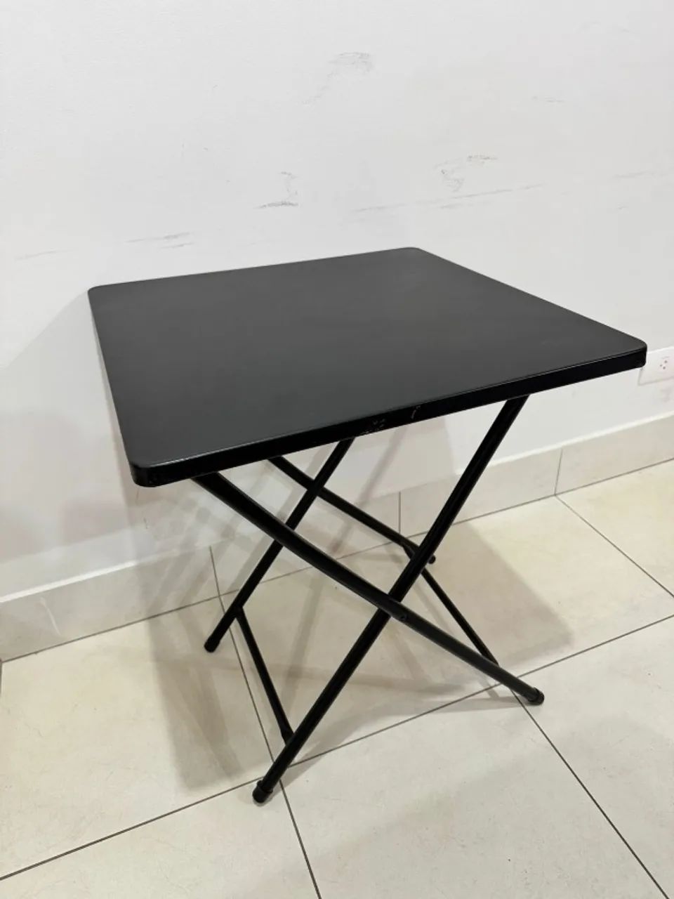 Mesa ferro sem cadeiras na cor preta