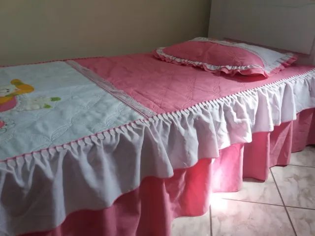 COLCHA INFANTIL E PORTA-TRAVESSEIRO ACOLCHOADA COM BABADO - SEMINOVA E LINDA! - Foto 3