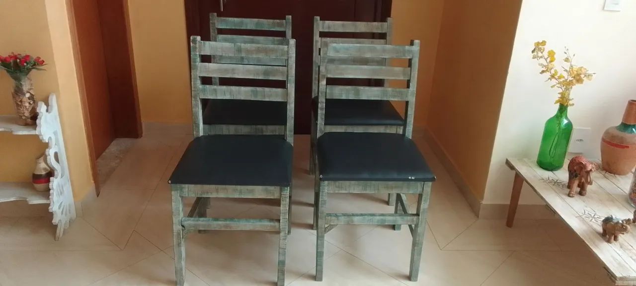 Cadeiras em madeira  repaginada.Conservadas.Preço unitário 