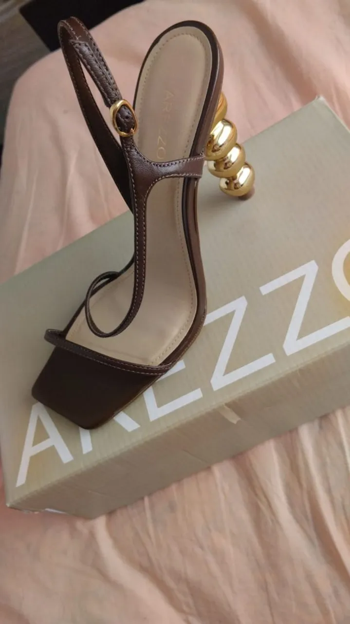 Sandália Arezzo Marrom com Salto Escultural Dourado