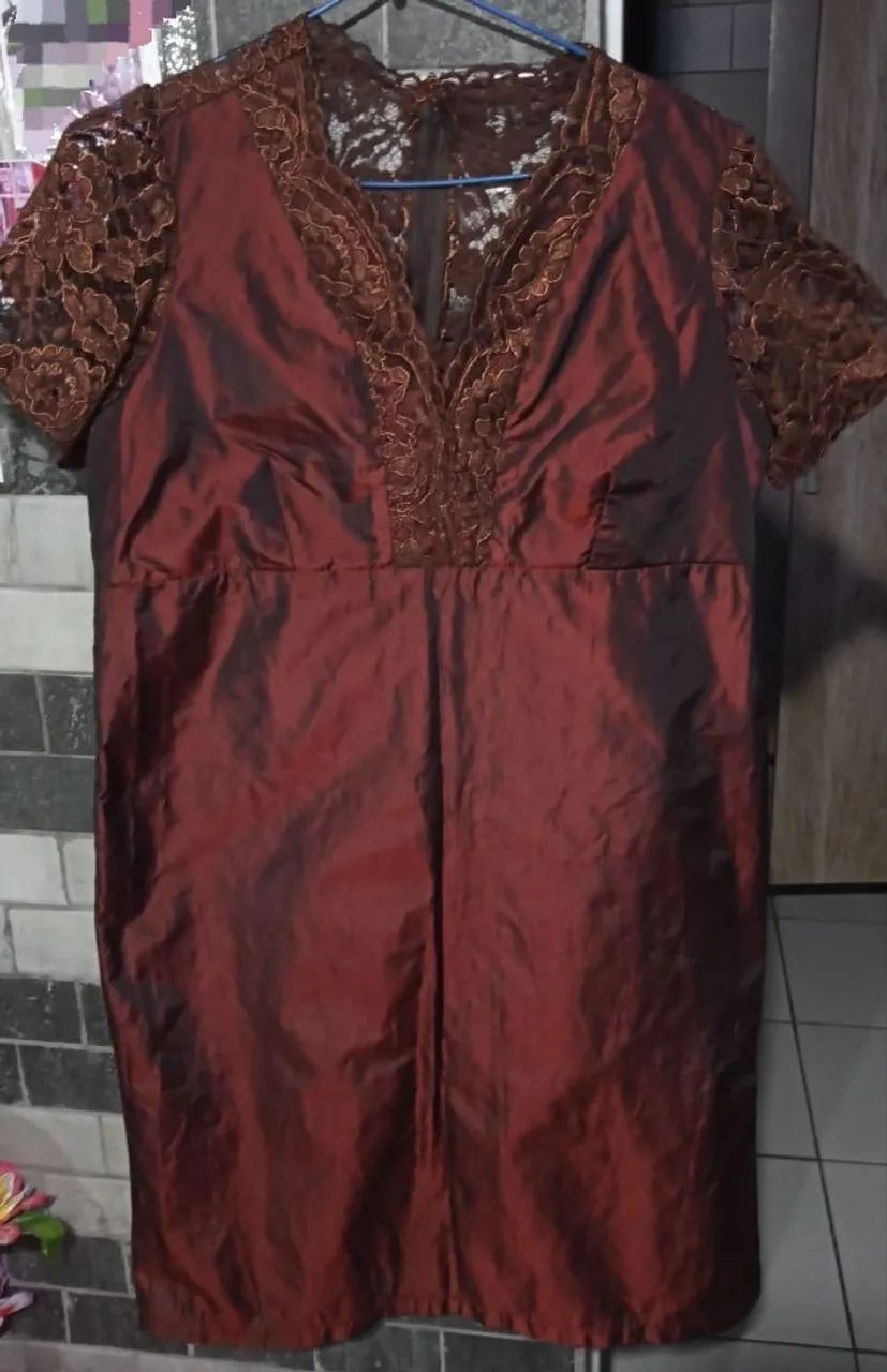 Vestido Vermelho com Detalhes em Renda