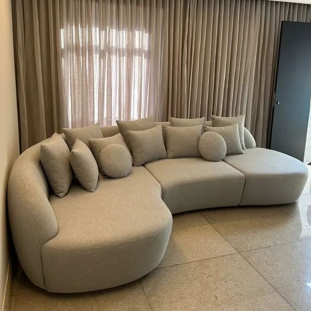 Sofá modular curvo, ideal para ambientes sofisticados. Design elegante e contemporâneo, pe