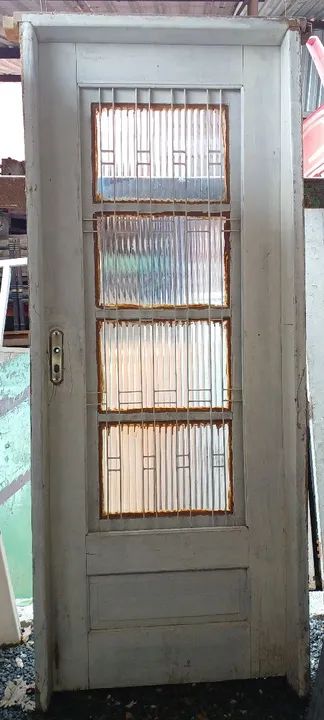 R$850,00 /// PORTA DE MADEIRA ANTIGA COM GRADE E PORTINHOLA DE VIDRO  - Foto 4
