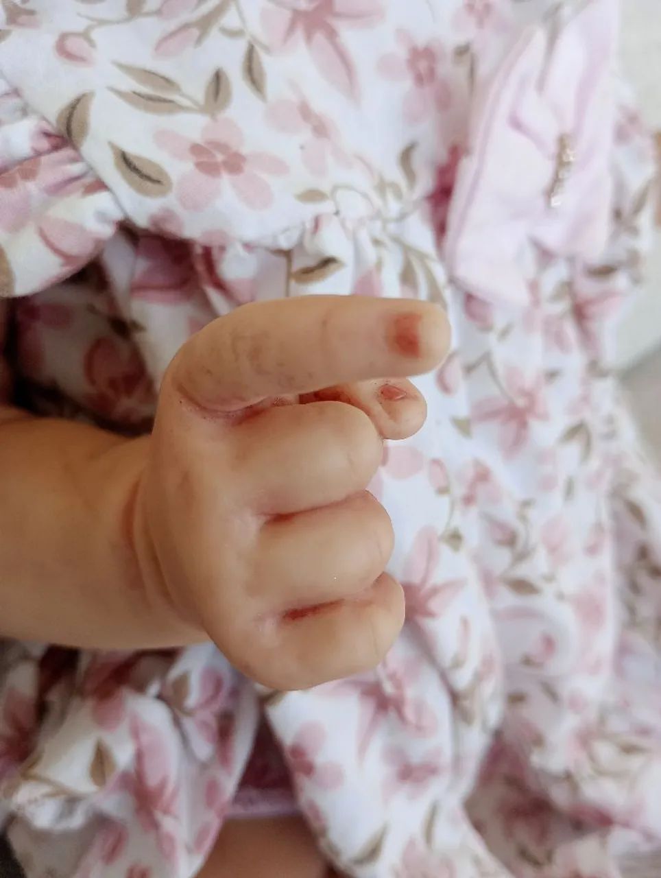 Linda Boneca Reborn com Roupinha Floral - Foto 2