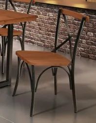 Cadeira em madeira e ferro, elegante e resistente