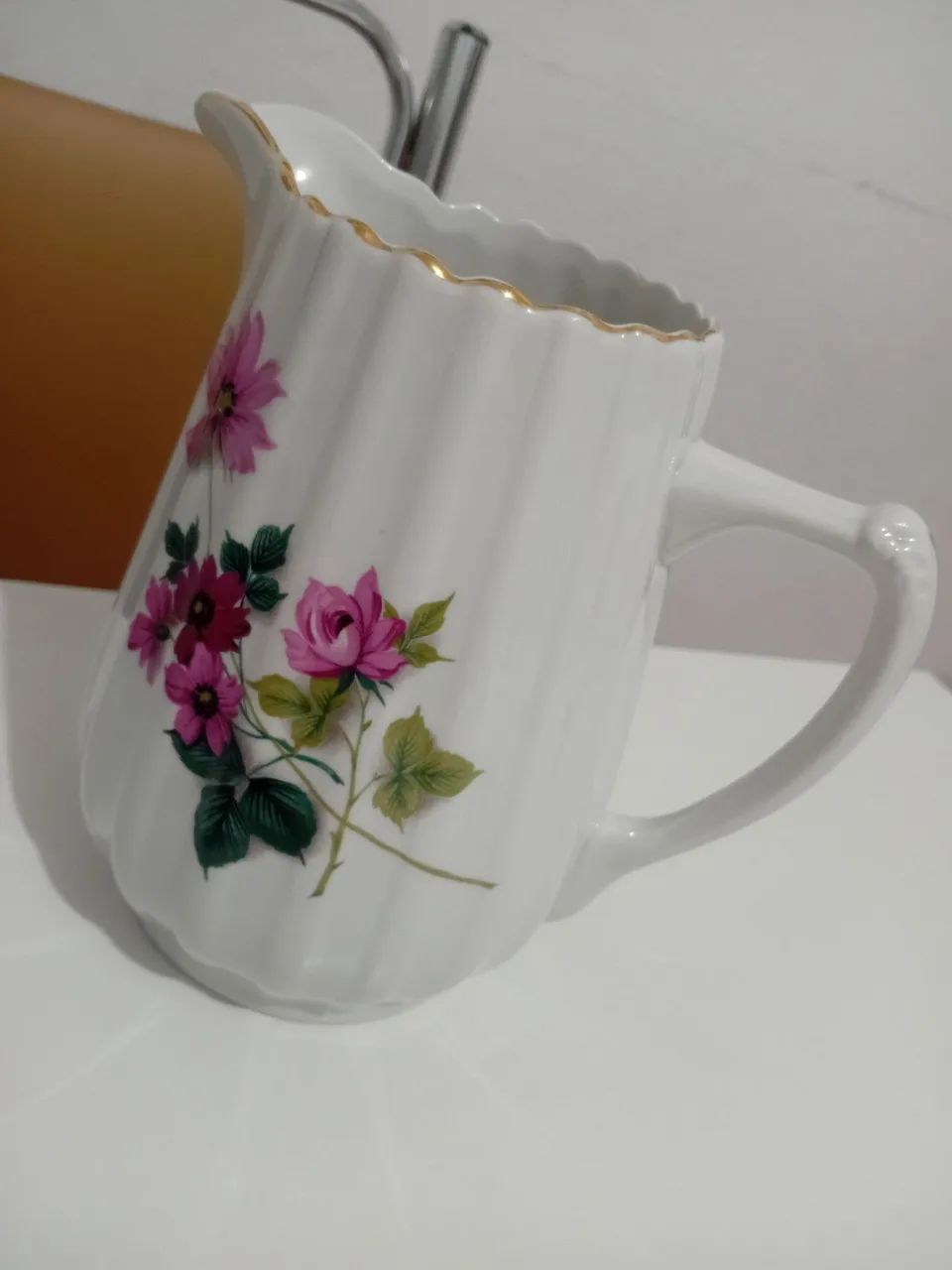 Jarro de porcelana com flores - Foto 2