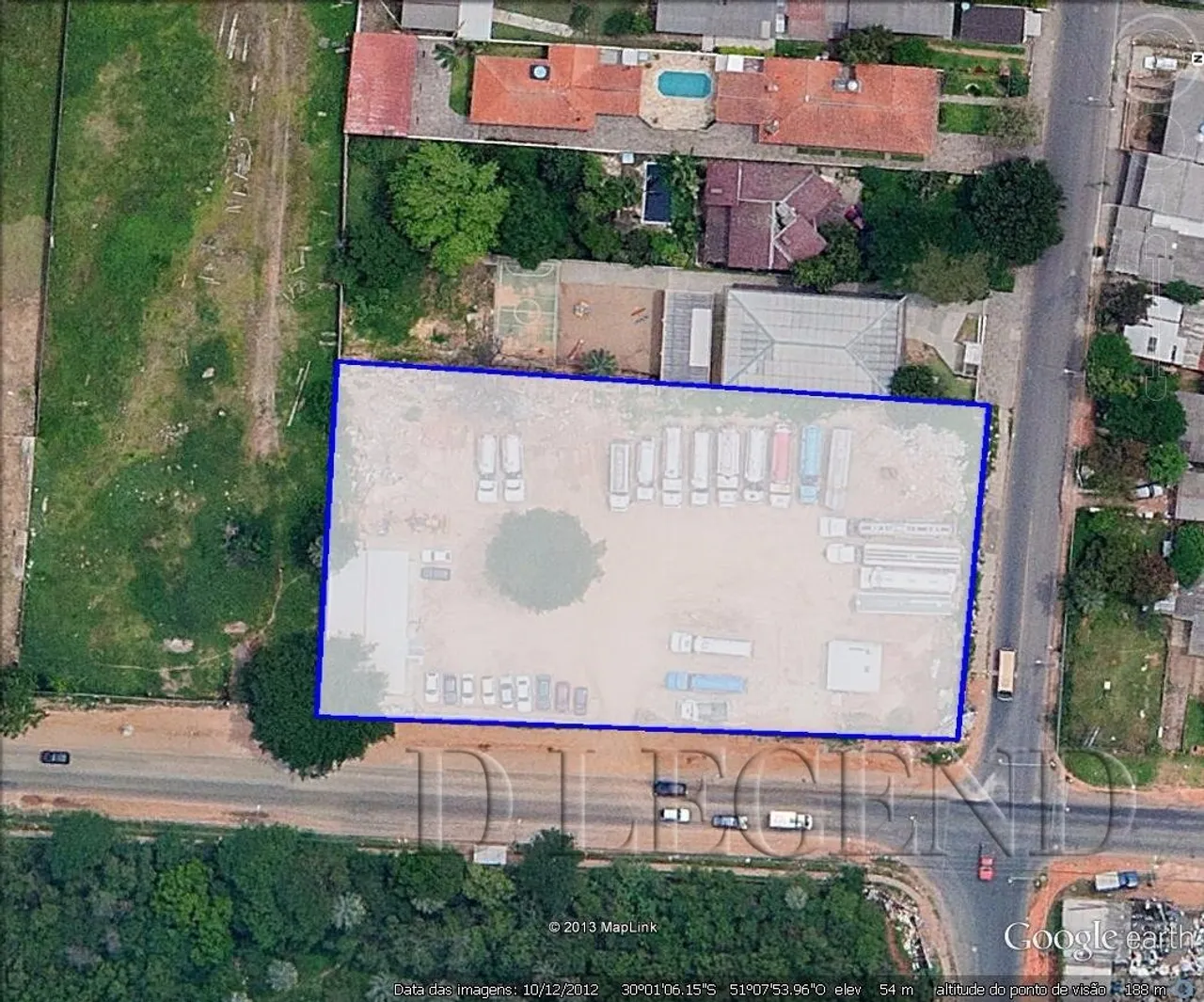 TERRENO DE ESQUINA - PRONTO PARA USO, LIMPO E MURADO!