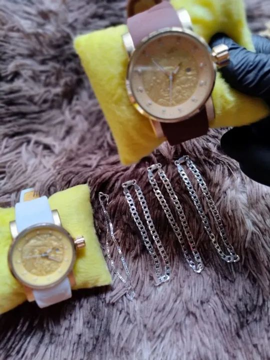 Relógios Femininos Dourados com Pulseiras de Presente