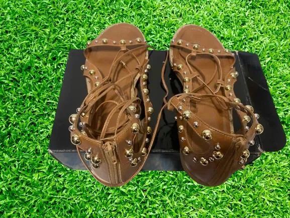 Sandália de couro marrom com detalhes em metal - Foto 3