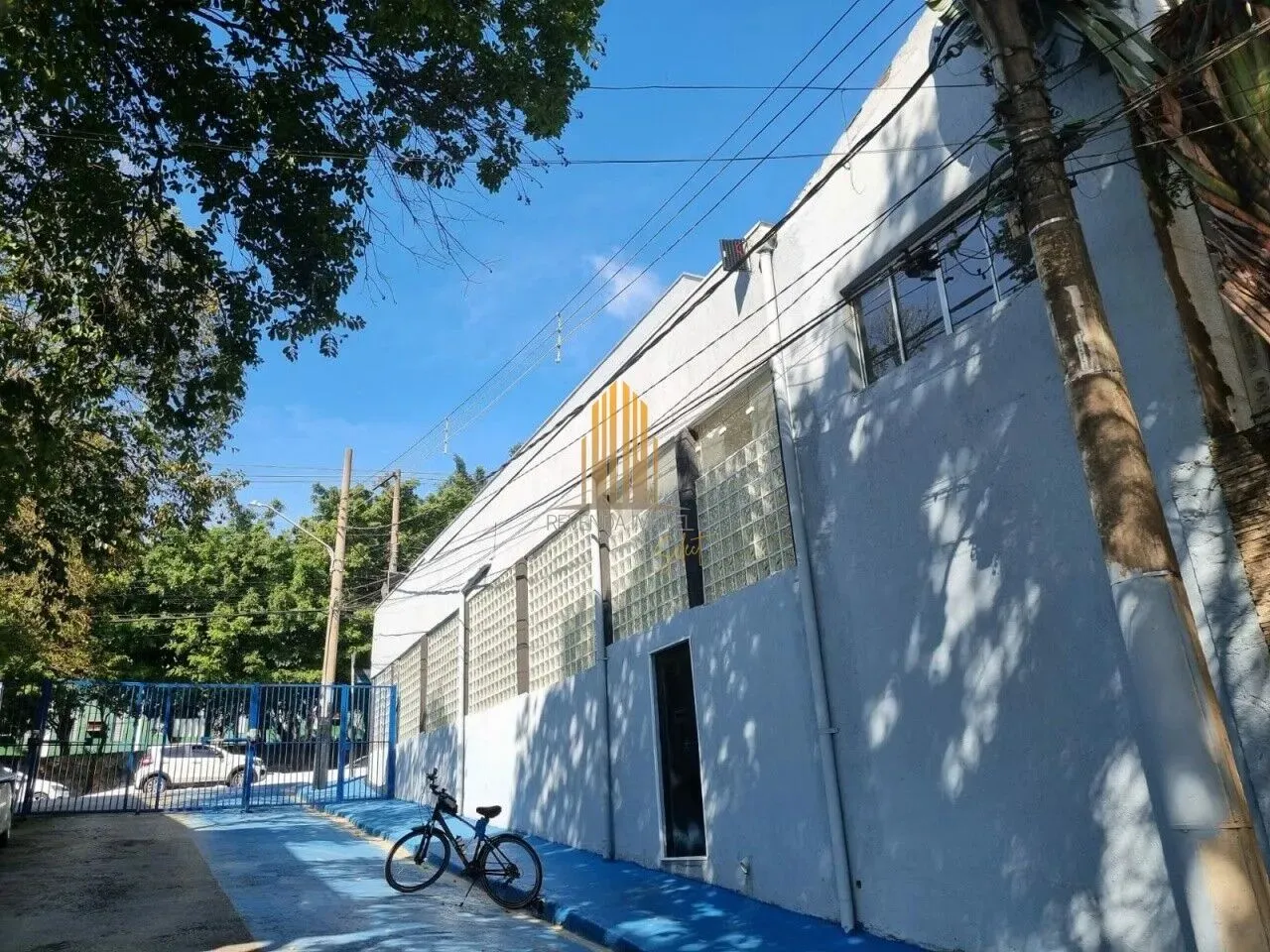 Prédio Comercial de 377m² com 9 salas, 7 banheiros, 6 kitnets, 13 vagas em Santo Amaro - S