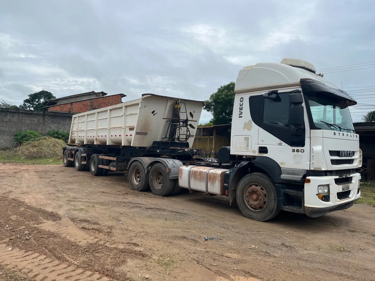 Caminhão Iveco Stralis 360 - Caçamba