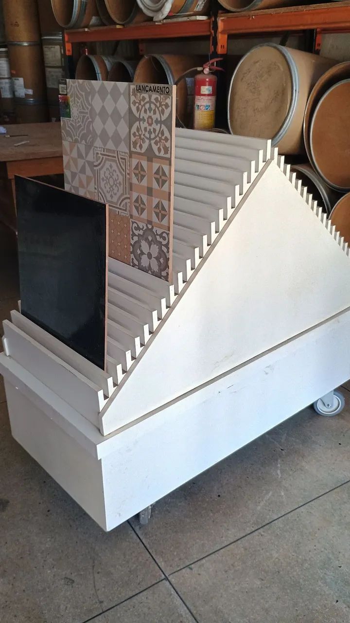 Expositor de piso para loja