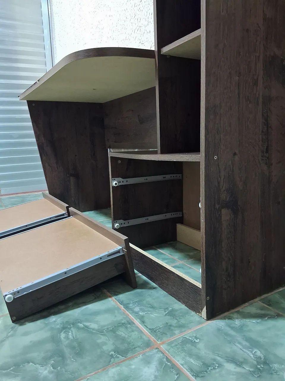 Escrivaninha Permolini com estante integrada e 2 gaveteiros MDP - Foto 2